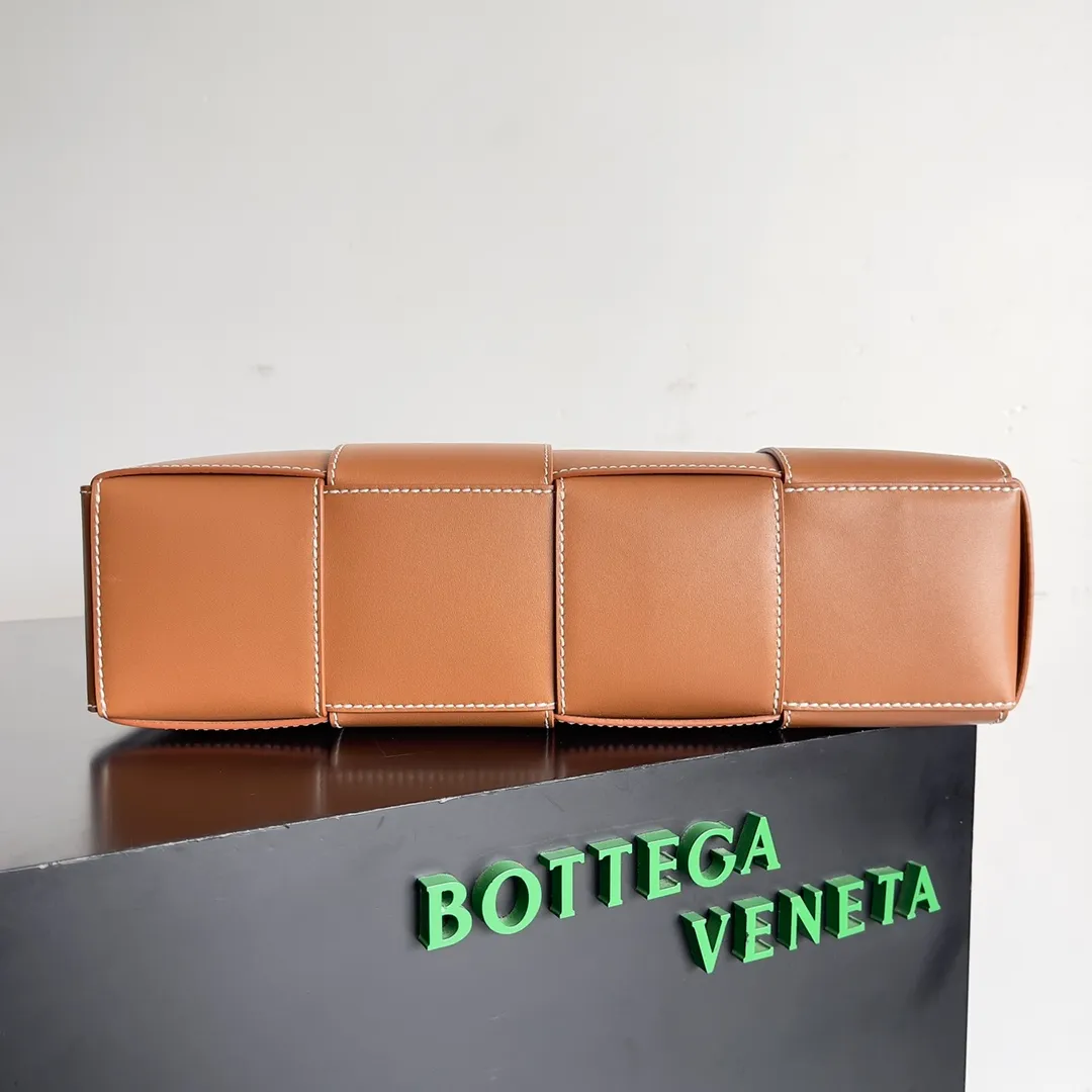 The batch of 1960 BV tote bag (small four compartments) has finally been shipped🔥🔥 The leather feels great! It has stitching workmanship and is very low-key. The more I look at it, the more I like it. I usually go out for rides and planes with a lot of things and need to carry a computer. Carrying a bag like this is all it takes. It comes with a small bag for storage, which is very convenient. Style number: 756682 Size: 38*10*28cm